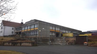 Bild: fz
Zukunftsprojekt Grund- und Mittelschule. Der Rückbau hat bereits begonnen. Für heuer sind 6,5 Millionen Euro im Haushalt eingeplant.