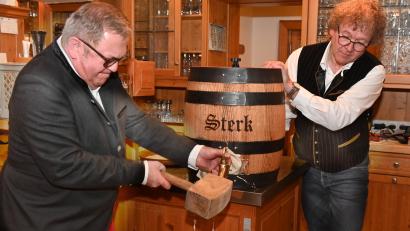Bild: gf
Zwar waren einige alteingesessene Raigeringer Starkbierfreunde etwas zur Seite gerückt, das wäre aber nicht nötig gewesen, denn Bürgermeister Martin Preuß (links) haute routiniert und kräftig drauf. Der Zapfhahn saß fest und vor allem dicht, das sah auch Bräu Martin Sterk (rechts) gerne.