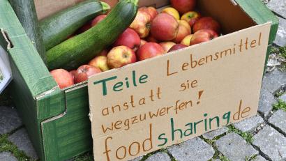 Archivbild: Petra Hartl
Die Organisation "Foodsharing" setzt sich dafür ein, dass übrig gebliebene Lebensmittel aus Supermärkten, Bäckereien und Restaurants nicht in der Mülltonne landen.