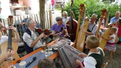 Archivbild: Karl-Heinz Hofmann
Die Familienmusik Beerig gestaltet den Mundarttag 2025 in Freudenberg mit.