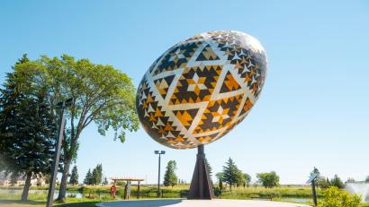 Bild: Marc Webster/Travel Alberta/dpa
Lässt sich schwerlich verstecken: das gigantische Osterei im kanadischen Vegreville.