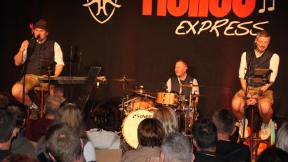 Archivbild: Konrad Rosner
Der Horrido-Express gastiert am 4. April in Ilsenbach mit seinem neuesten Kabarett-Programm. Musik gibt es dabei natürlich auch.