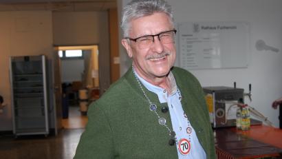 Bild: wro
Die neue Amtskette mit der Zahl 70 war zwar nur ein symbolisches, dafür aber ein originelles Geschenk, über das sich Bürgermeister Wolfgang Braun sichtlich freute.