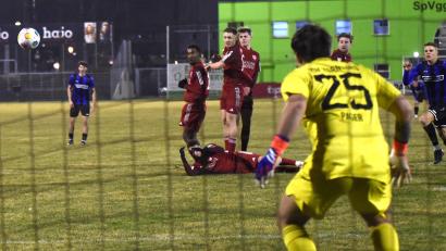 Bild: Büttner
Mit diesem Freistoß brachte Mauricio Göhlert (verdeckt) die SpVgg SV mit 1:0 in Führung.