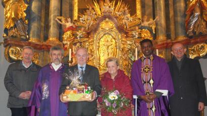 Bild: Anita Hartmann
Dank für 45 Jahre Mesnerdienst (von links): Pfarrgemeinderatssprecher Martin Bergmann, Stadtpfarrer Helmut Brügel, Jubilar Hans Gräf mit seiner Frau Maria, Pfarrvikar Ndudi Kelechi Izuagba und Kirchenpfleger Martin Nagler.