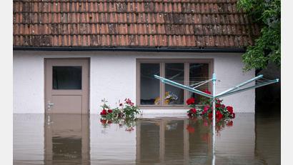 Symbolbild: Sven Hoppe/dpa
Wenn das Eigenheim von Überschwemmungen betroffen ist, kann eine Elementarschadenversicherung zumindest den finanziellen Schaden lindern.