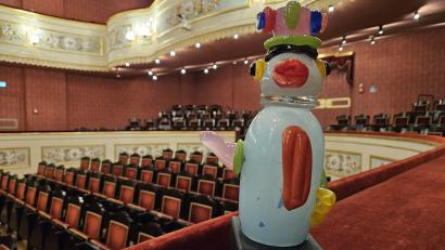 Bild: Sarah Kotz
Das Kindertheaterfestival Amberg (KIT) gibt es heuer zum 20. Mal. Am Ende eines jeden Festivals wurde stets von einer Kinder-Jury der Sieger gekürt, der diese Skulptur von Künstler Otmar Alt verliehen bekam. Heuer werden einige Gewinner-Stücke der vergangenen Jahre gezeigt.