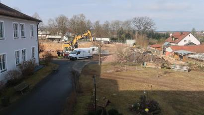 Bild: rha
Vom ersten Stock des BRK-Seniorenheims in Vilseck geht der Blick hinunter auf die große Baustelle, wo in etwa zwei Jahren das neue Seniorenquartier St. Ägidius eröffnet werden soll.