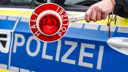 Symbolbild: Jan Woitas/dpa
Einen überladenen Sattelzug stoppte die Polizei bei Tirschenreuth.