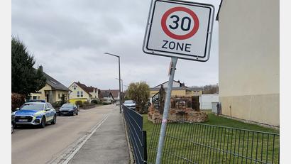 Bild: Polizeiinspektion Schwandorf/exb
In der St.-Vitalis-Straße fuhr ein Unbekannter gegen einen Gartenzaun. Außerdem wurde das Standrohr eines Verkehrszeichens schief gedrückt.