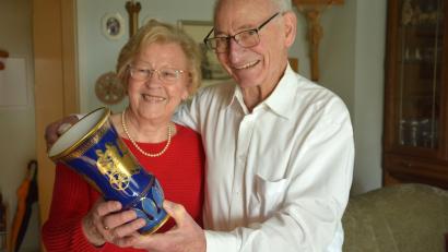 Bild: jr
„Diese Vase habe ich persönlich bemalt“, sagte Reinhold Csakli an seinem 85. Geburtstag im Rückblick auf sein berufliches Wirken. Mit seiner Ehefrau Veronika ist er seit fast 60 Jahren verheiratet.