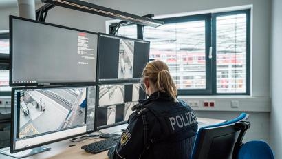 Symbolbild: Bundespolizei
Bei der Suche nach einem Unbekannten, der im Zug eine 14-Jährige sexuell belästigt haben soll, werten die Ermittler auch Videoauzeichnungen aus.