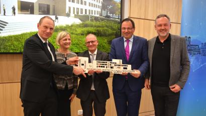 Bild: jr
Offizielle Schlüsselübergabe mit Präsident Daniel Kleffel (von links), Elisabeth Bücherl-Beer, Vizepräsident Oliver Schrempel, Staatssekretär Martin Schöffel und Architekt Peter Kuchenreuther.
