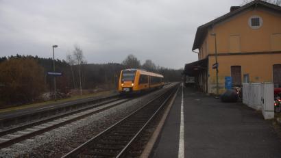 Bild: fz
Noch fährt die Oberpfalzbahn stromlos in den Bahnhof Windischeschenbach ein. Um die Strecke Regensburg-Hof zu elektrifizieren, wird eine Versorgungsleitung benötigt.