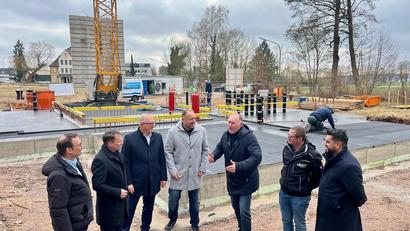 Bild: Gabi Schönberger
Es tut sich was im neuen Baugebiet "Horbach" an der Straßenkreuzung "Zum Burgstall"/Etzenrichter Straße. Hier entsteht das erste Wohnhaus mit sechs Einheiten. Vertreter der Stadt Weiden, Projektplaner und Baufirma trafen sich diese Woche zum offiziellen Start des Bauprojekts.