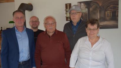 Bild: bö
85. Geburtstag feiert Josef Luschmann (Mitte) aus Schmidmühlen. Ihm gratulieren (von links) Zweiter Bürgermeister Mathias Huger, sein Sohn Josef Luschmann jun., sein Bruder Ernst Wein und seine Tochter Heidemarie Luschmann.
