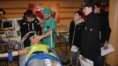 Bild: Friedrich Peterhans, Kliniken Nordoberpfalz
Beim Aktionstag „Zukunft braucht Pflege“ konnten Schüler erleben, was geschieht, wenn ein Mensch beatmet werden muss.
