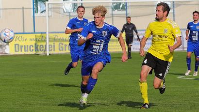 Archivbild: war
Für den SV Etzenricht (blaue Trikots) geht es zum Rückrundenstart in der Bezirksliga Nord zum FC Raindorf. Der SV Hahnbach (gelbe Trikots) will beim 1. FC Schlicht den freien Fall in der Tabelle endlich stoppen.