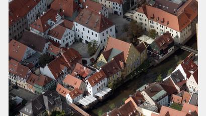 Bild: Georgi
Die Alte Veste (Mitte, heute Stadtbau) und die beiden Steinhäuser an der Vils (Luftmuseum und Bootshaus), die einst Teil der Wittelsbacher Herrschaft über Amberg waren.