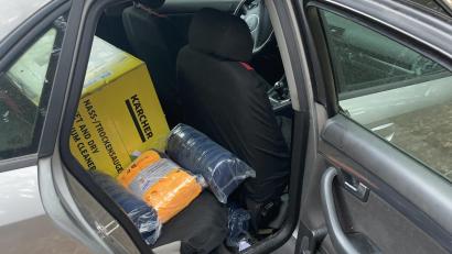 Bild: PI Schwandorf/exb
Waren im Wert von rund 1800 Euro lud der Paketausfahrer in sein Privatauto um.