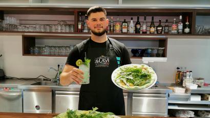 Bild: Portner
Pizza und Cocktail in Grün: Damit bereichert Ardi Iseni im "La Casa im Eisenbarth" Oberviechtachs "Grüne Woch" .