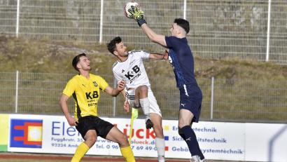 Bild: Hubert Ziegler
Torhüter Tim Schreiner (rechts) vom FC Amberg und Mannschaftskollege Ludwig Richthammer (links) müssen auch in Bad Kötzting den eigenen Kasten sauber halten.