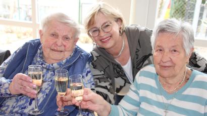 Bild: kro
Christa Schultz (links) stieß mit ihrer Nichte Elke Häckl und ihrer besten Freundin Siegrid Glässel mit einem Glas Sekt an.