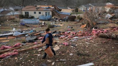 Bild: Robert Cohen/St. Louis Post-Dispatch/AP/dpa
Zerstörung nach dem Sturm in den USA.