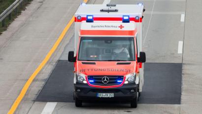 Symbolbild: Armin Weigel/dpa
Der Rettungsdienst hat den 70-Jährigen nach dem Unfall auf der A 8 in ein Krankenhaus gebracht.