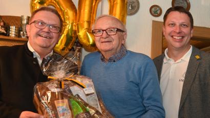 Bild: gf
Zwei Martins gratulierten dem 90-jährigen Hermann Kißeler (Mitte) zum 90. Geburtstag – einmal Bürgermeister Martin Preuß (links) im Namen der Stadt und Martin Schafbauer (rechts), der die Glückwünsche der städtischen Mitarbeiter übermittelte.