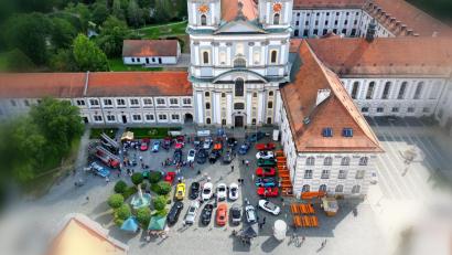 Archivbild: Obst- und Gartenbauverein Waldsassen/Klaus Schuster/exb
Die Aktion „Sportwagenfreunde helfen – Ein Erlebnistag für Kinder“ im vergangenen Jahr war ein großer Erfolg. Zahlreiche Fahrzeuge waren auf dem Basilikaplatz in Waldsassen zu bewundern. Am 13. Juli gibt es eine Neuauflage dieses Events.