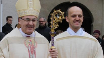 Archivbild: bph
Pfarrer Dr. Thomas Hösl (rechts) mit Bischof Voderholzer.