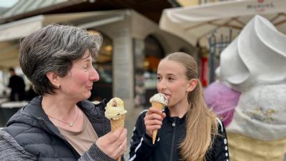 Bild: Gabi Schönberger
Für Silke und ihre Tochter Sarah läuft die Eis-Saison schon. Die beiden genießen vor dem Eiscafé Dolce Vita in Weiden Eis in der Waffel.