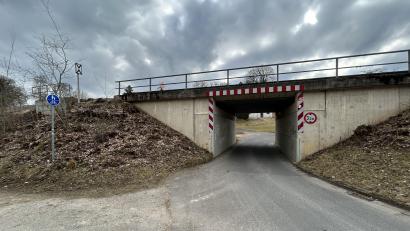 Bild: Andreas Royer
Diese Bahnunterführung verbindet den Hitzelmühlweg mit der Schillerstraße. Von einer Anbindung der Loderhofstraße auf diese Trasse verspricht sich die Mehrheit des Stadtrates eine Entlastung der angespannten Verkehrssituation im bevölkerungsreichsten Stadtteil Sulzbach-Rosenbergs.