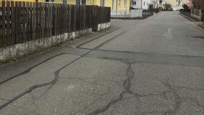 Bild: sei
Gleich bei der Einfahrt von der Etzenrichter Straße sieht man, dass der Drosselweg sanierungsbedürftig ist.