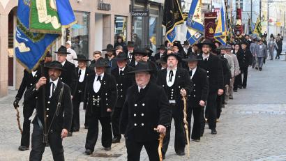 Bild: gf
Gesellenvereine der Zimmerer, Schreiner und Maurer zogen mit ihren Zunftfahnen vom Schrannenplatz zur Basilika St. Martin, vorneweg mit dabei Josef Donhauser, (Zweite Reihe, Mitte) der Vorsitzende des örtlichen Gesellenvereins der Zimmerer und Schreiner.