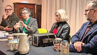 Bild: Torsten Ernstberger/fph
Egal welche Antiquität auf den Tisch kam – hier unterschiedliches Porzellan, Krüge und eine Ziehharmonika, alles aus der Zeit um 1900 – die Experten überzeugten mit Fachwissen. Ihre Einschätzungen gaben (von links) Wolfgang Bunk, Sabine Zehentmeier-Lang, Silvia Glaser, Georg Strehl und Stefan Gruhle (nicht auf dem Bild).