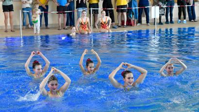 Bild: Petra Hartl
50 Jahre Hallenbad Kümmersbruck im Aktivbad KA2 wurde am Wochenende gebührend gefeiert. Ein Höhepunkt war die tolle Synchronschwimmen-Show der Noris-Nixen aus Nürnberg.