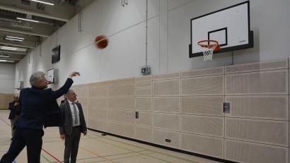 Bild: jr
Landrat Roland Grillmeier und Schulleiter Matthias Weiser (links) beim Basketball-Vergleich.