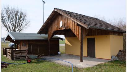 Bild: do
Der "Ballwechsel" zwischen den Tennisfreunden Oberbibrach und dem Vorbacher Gemeinderat zeigt Wirkung. Zur Finanzierung des neuen Tennisheimes in Vorbach mit geschätzten Kosten von 130.000 Euro steuert die Kommune ein sensationelles Ass bei. Das bestehende Vereinshäuschen (unser Bild) soll zurückgebaut werden.
