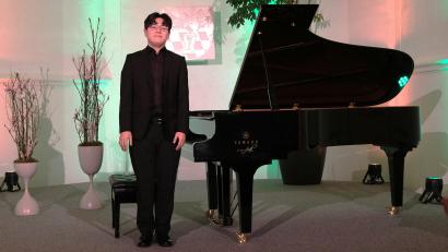 Bild: Hirsch
Der 28-jährige Koreaner Uram Kim eröffnete am Freitag in der Spitalkirche den 18. Schwandorfer Klavierfrühling.