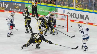 Bild: samla.de
Kein Tor: Luca Gläser (rechts) von den Blue Devils Weiden verfehlt in dieser Szene das Tor der Krefeld Pinguine.