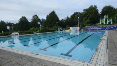 Bild: bey
Das Schwimmerbecken mit seinen sechs 25-Meter-Bahnen soll den Anfang bei der Sanierung der Freizeiteinrichtung machen.