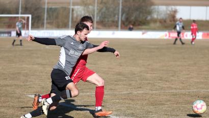 Bild: Dieter Jäschke
Auf der Überholspur: Kilian Heldmann (graues Trikot) von der SV Grafenwöhr zieht an seinem Tännesberger Gegenspieler Justin Lysyuk vorbei.
