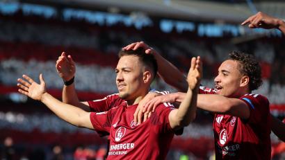 Bild: Daniel Karmann/dpa
Der Nürnberger Julian Justvan jubelt mit seinen Kollegen über seinen Treffer zum 2:0 gegen Fürth.
