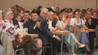 Bild: Hirsch
Applaus für den Fastenprediger: 600 Besucher kamen am Samstag zum Starkbierfest in die Wackersdorfer Sporthalle.