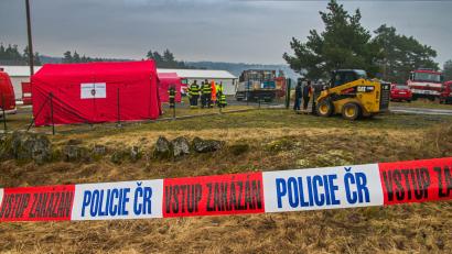Symbolbild: Uhlíø Patrik/dpa
Einsatzkräfte arbeiten hinter dem abgesperrten Bereich einer Hühnerfarm, nach Ausbruch der Vogelgrippe (H5N1).