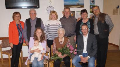Bild: slh
Anna Oppitz (vorne, Mitte) feiert ihren 100. Geburtstag. Dazu gratulieren die Kinder mit Partnern, Ururenkelin Matha mit Mama Lena sowie ihr erster Enkel Markus Schwarzbauer.