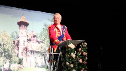 Bild: prh
Wolfgang Krebs, der Meister der Parodie, träumt in seinem Programm "Bavaria first!" vom Königreich Bayern. In Windeseile schlüpft er in die Rollen bekannter Politiker wie Markus Söder, Edmund Stoiber, Hubert Aiwanger, Horst Seehofer oder Robert Habeck und zeichnet diese überzeugend und sehr humorvoll nach.