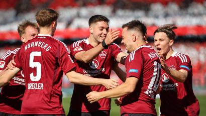 Bild: Daniel Karmann/dpa
Der Club hat derzeit einiges zu bejubeln: Beim 3:0 gegen Fürth vor allem Tore von Stefanos Tzimas (Mitte) und Julian Justvan (Zweiter von rechts). Nach dem Sieg gegen den Nachbarn ist der 1. FC Nürnberg mitten im Aufstiegsrennen zur Bundesliga.
